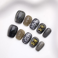 Ongles courts de ballet 100% faits à la main, texture argentée, motif ours métallique, paillettes noires galaxie, style cool