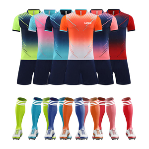 Camiseta deportiva y pantalones cortos elásticos con logotipo personalizado hecho de material de punto doble - Product Image 1