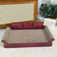 Canapé pour chat avec dossier capitonné, deux coussins, housses d'accoudoirs à imprimé animal, cadre sculpté, aspect cuir rose, canapé pour animaux de compagnie pour chats