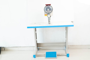 Machine à œillets électrique automatique économique en stock usine pour la découpe de trous dans les bâches publicitaires et les supports d'ordinateur - Product Image 4