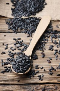 Riz noir biologique à grains entiers sur fond en bois rustique avec cuillère en bois, provenant d'Orissa - Product Image 3