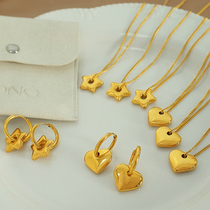 Set di Accessori Femminili con Collana Semplice a Forma di Stella Portafortuna e Orecchini Freschi Abbinabili, Effetto Ringiovanente - Product Image 1