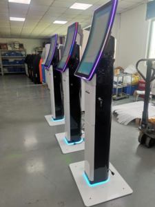 Напольный киоск самообслуживания с изогнутым экраном, комплексное решение для управления очередью, регистрации и печати этикеток, со считывателем ID/паспортов и SDK - Product Image 3