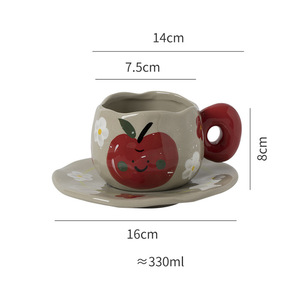 Tazas y platillos de café pintados a mano con motivos de pera, caqui y manzana, creativos, moldeados a mano, de cerámica irregular, para la hora del té. - Product Image 2