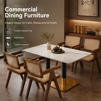 Ensemble de salle à manger moderne pour restaurant, chaises en rotin et bois avec table en pierre frittée et base noire dorée pour mobilier de bistrot et café