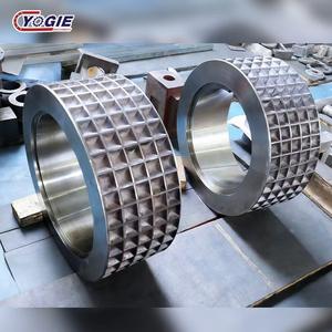 เครื่องอัดอัดแท่งถ่านหินแบบไฮดรอลิกแบบกำหนดเองของ OEM พร้อมลูกกลิ้งเหล็กอัลลอยด์ขนาดใหญ่แบบปิด - Product Image 1