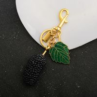 Porte-clés mousqueton tendance en résine colorée, motif grappe de raisin et mûre, avec breloque feuilles vertes, pendentif pour sac femme, cadeau pour voiture