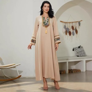 2026 Robe de mariée musulmane longue, style Dubaï, en soie dorée brodée florale, respirante, coupe ample, modeste, patchwork ethnique - Product Image 4