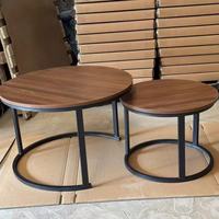 Ensemble de tables basses en bois massif (diverses tailles) pour petits appartements modernes : rondes, en bois naturel avec base en fer forgé
