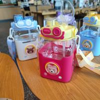 Bouteille d'eau carrée pour enfants, motif dessin animé, double paille, sangle portable, grande capacité, en PC, pour écoliers