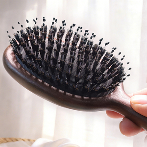 Brosse à cheveux en bois de cerisier rouge naturel avec coussin d'air et poils de sanglier et nylon pour massage, vente en gros d'usine, pour usage domestique et hôtelier - Product Image 2