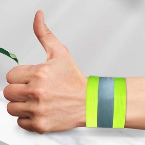 Banda Reflectante Elástica de Alta Visibilidad para Correr de Noche, Ciclismo, Brazalete, Muñequera, Tobillera, Fabricada con Poliéster Ecológico - Product Image 4