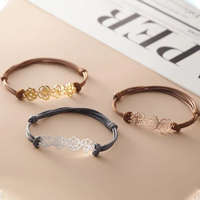 Bracelet réglable en corde tressée fait main avec breloque fleur ajourée vintage pour femme, idéal pour le quotidien, les fêtes ou comme cadeau
