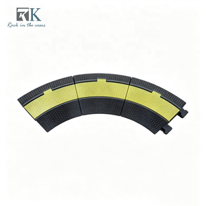 Rampa Protectora de Cables Amarilla y Negra (1000x250x50mm) para Cubrir Cables en el Suelo y Seguridad en Eventos, Venta al Por Mayor - Product Image 1