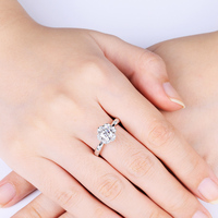 Bague tendance en argent sterling 925 avec moissanite ronde sertie à griffes, plaquée rhodium, style mode