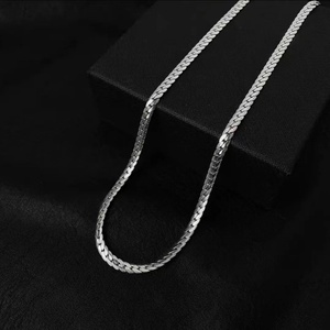 Collar de cadena cubana con perlas, moderno, que no se desvanece, con relieve, unisex, versátil, de lujo ligero, estilo hip-hop, cadena plana de hueso de serpiente para suéter - Product Image 4