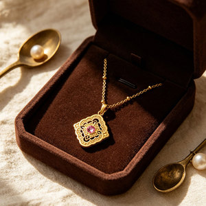 Collar de Joyería con Colgante de Rombo Calado, Diseño Vintage, Chapado en Oro PVD de 14k/18k, Acero Inoxidable 316L Personalizado para Mujer - Product Image 1