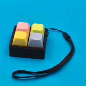 ألعاب فيدجت جديدة لعام 2026 بشعار مخصص، سلسلة مفاتيح مربعة من الأكريليك مع إضاءة LED متينة وحلية للحقائب - Product Image 3