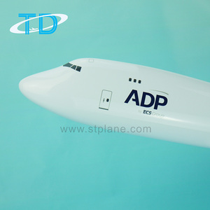 Modèle d'<span class=keywords><strong>avion</strong></span> en résine en gros ECS Group B747-8F sur mesure, échelle 1:100, 74 cm – Personnalisez librement la palette de couleurs de ce modèle - Product Image 3