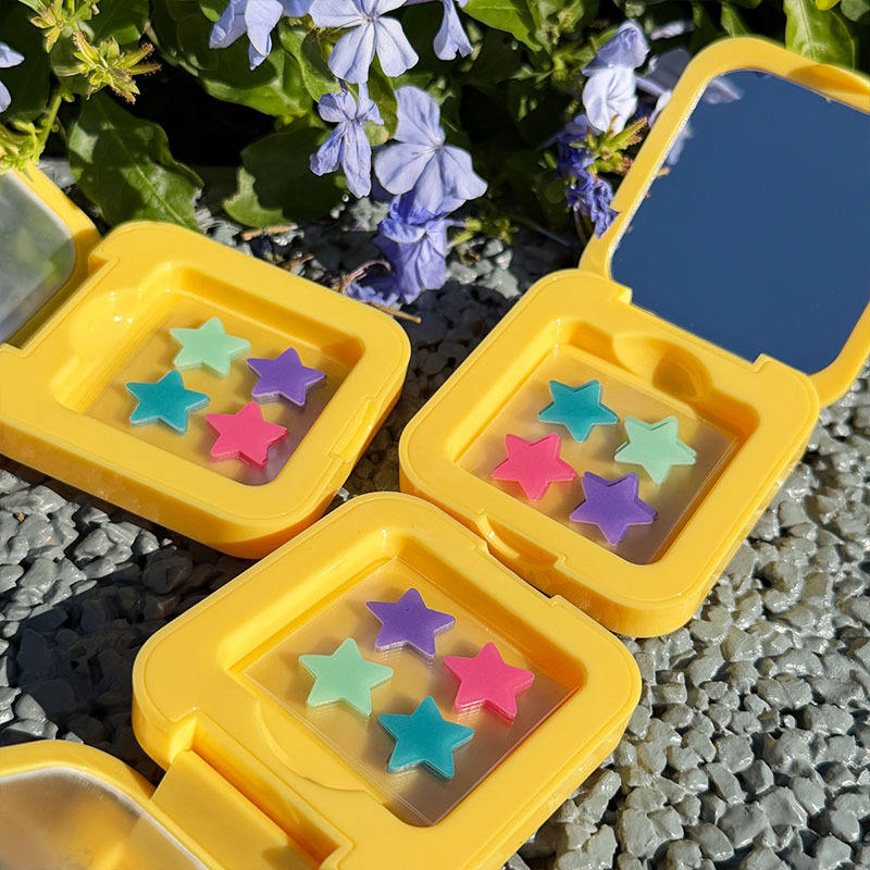 Étoile 4 couleurs dans une boîte miroir jaune