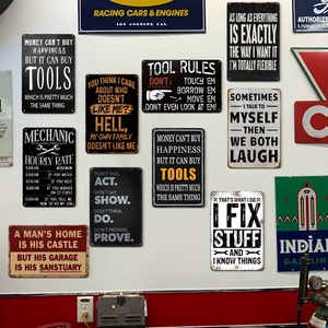 Targa in metallo stile retrò per officina meccanica, con scritta 'I Fix Stuff And I Know Things', decorazione da parete per man cave, garage e officina. - Product Image 1