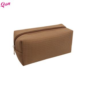 Sac cosmétique en gros style personnalisé sac cosmétique portable de grande capacité vague gaufré coton doux - Product Image 3