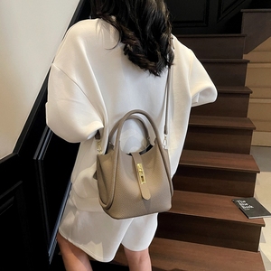 Quest'anno, le borse sono In. Nell'estate del 2025, c' è un secchio alla moda con design di nicchia e tracolla a spalla singola - Product Image 4