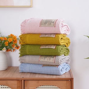 Summer New Arrival Serviette de plage en <span class=keywords><strong>nid</strong></span> <span class=keywords><strong>d</strong></span>'<span class=keywords><strong>abeille</strong></span> à carreaux Serviette de bain gaufrée avec pompon - Product Image 5