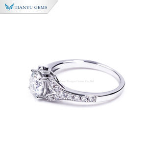 Anillo de Compromiso Vintage Tianyu de Plata de Ley S925 Chapado en Oro con Moissanita de 0.5ct y 1ct con Engaste de Puntas para Boda Formal - Product Image 2