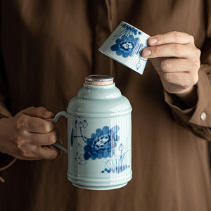 Thermos miniature en céladon, motifs de lotus peints à la main, avec couvercle, service à thé, utilisation au bureau - Product Image 4