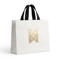 Sac en papier blanc brillant uni avec logo estampé à chaud en feuille d'or, sacs cadeaux écologiques gaufrés avec poignée en corde pour robes féminines