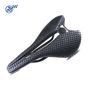 Asiento de bicicleta <span class=keywords><strong>MTB</strong></span>, cojín de asiento suave transpirable, sillín de bicicleta de carreras de ciclismo de montaña, sillín de bicicleta de fibra de carbono impreso en 3D - Product Image 1