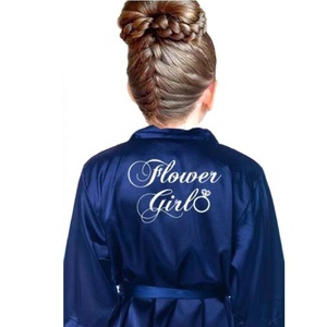 Venta al por mayor de batas kimono de satén de seda para niños con logotipo personalizado de color sólido de tres cuartos Spa fiesta de cumpleaños flor niña para niños - Product Image 2