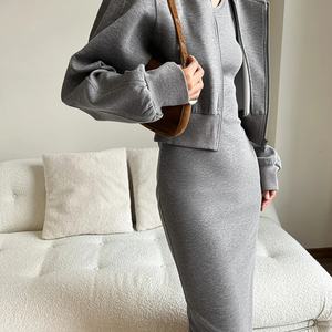 Ensemble de survêtement décontracté pour femme OEM, avec sweat à capuche court zippé à manches longues et jupe, couleur unie, avec capuche élégante et poches - Product Image 2