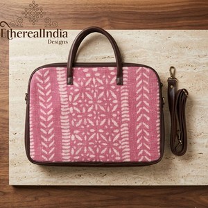 Bolso para portátil rosa con estampado a mano, de algodón, para oficina, con asa de regazo y correa. - Product Image 1