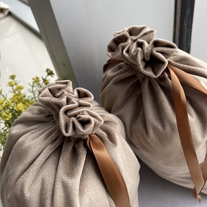Meilleures ventes : Sac en velours de luxe avec cordon de serrage et impression dorée, sac en velours avec cordon de serrage pour le rangement des vêtements - Product Image 5