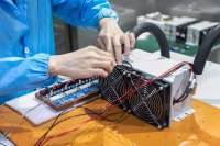 Compresseur de climatiseur thermoélectrique Huajing Semiconductor R404A, construction en aluminium, capacité de refroidissement de 55W pour l'alimentation électrique