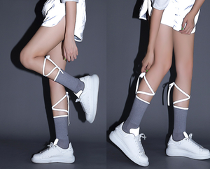 Calzini <span class=keywords><strong>da</strong></span> <span class=keywords><strong>donna</strong></span> con cinturino riflettente, calzini morbidi fai-<span class=keywords><strong>da</strong></span>-te con lacci che si illuminano al buio, calzini alla moda Y2K per la sicurezza notturna - Product Image 2