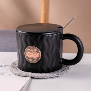 แก้วกาแฟเซรามิกพร้อมฝาและช้อน ลายหมีน่ารัก สีดำด้าน 360 มล. แก้วน้ำชาสำหรับใช้ในบ้าน - Product Image 1
