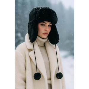 Gorro de Felpa Negro para Mujer con Pompón y Orejeras de Peluche Bere1103 - Negro - Product Image 2