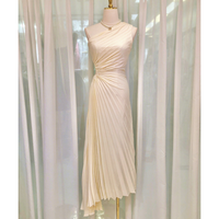 Vente en gros de vêtements de boutique de haute qualité, robe à col incliné de luxe léger, robe de soirée plissée irrégulière pour femmes, été