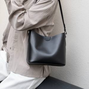 Sac fourre-tout décontracté en cuir de vachette pour femme, style vintage 2025, avec boucle métallique de luxe, sac à bandoulière souple pour toutes les occasions, idéal pour la plage - Product Image 1