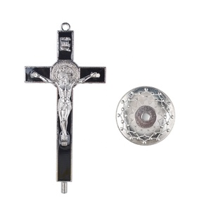 Crucifijo Católico de Estilo Vitral Multicolor con Jesús de Pie y Medalla Milagrosa para Decoración Religiosa - Product Image 3