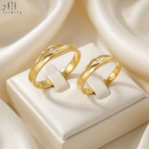 แหวนทองคำแท้ 18K ดีไซน์เรียบหรู ประดับเพชรธรรมชาติ  งานขัดเงาแบบ Brushed Finish เหมาะสำหรับสวมใส่ทุกวัน - Product Image 3