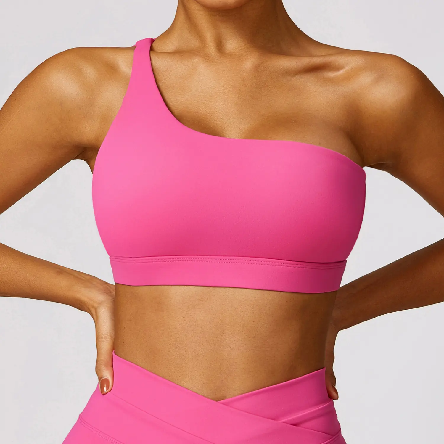 Venta al por mayor transpirable gimnasio Activewear sujetadores deportivos de alta calidad para las mujeres un hombro entrenamiento Yoga sujetador Tops ropa de fitness