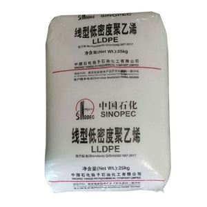 เม็ดพลาสติก LLDPE R50035 ความหนาแน่นต่ำแบบเชิงเส้นชนิดไหลง่าย เกรดสำหรับทำฟิล์ม อุปกรณ์กีฬา ราคาประหยัด เม็ดพลาสติกสำหรับการขึ้นรูปแบบหมุน - Product Image 1