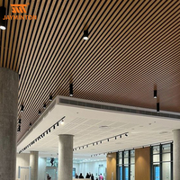 Azulejos de techo decorativos para interiores modernos, acabado de Color de madera de Metal, techo deflector acústico falso de aluminio cepillado insonorizado