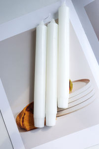 Vente en gros de bougies blanches de 10 pouces avec des lignes verticales pour la décoration de la maison/restaurant Noël Diwali Occasions en cire de paraffine - Product Image 3