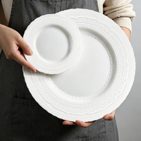 Assiettes de présentation de mariage blanches en porcelaine tendre, à motif de dentelle en relief et bordure festonnée