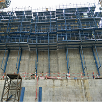 Système de coffrage hydraulique CONSO avec panneaux réutilisables haute résistance pour la construction de murs de noyau et de piliers de ponts en hauteur